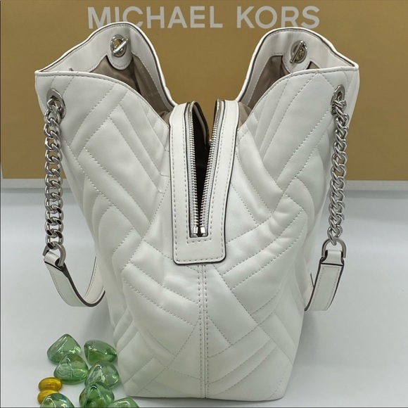 MICHAEL KORS PEYTON LARGE CHAIN SHOULDER TOTE
NWT - Picture 13 of 16
